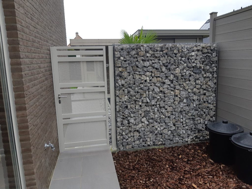 Steenkorf met poort - Herrijgers Tuinconcept